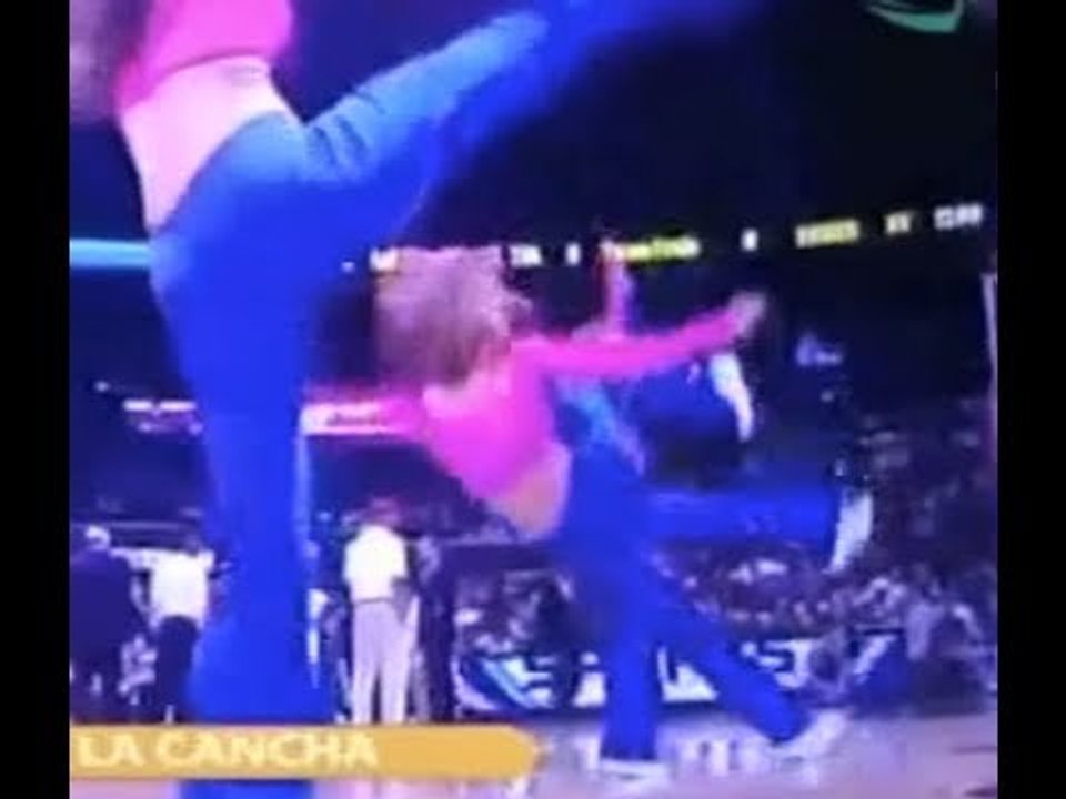 Bailarina resbala, cae al piso y queda inconsci...
