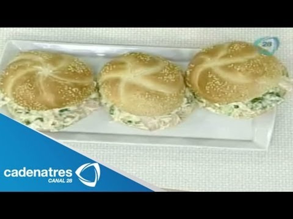 Receta para preparar sandwiches de pollo con queso azul. Receta de sandwiches / Bocadillos