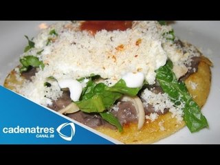 Receta de tostadas de frijol con salsa verde asada. Receta de tostadas / Comida mexicana