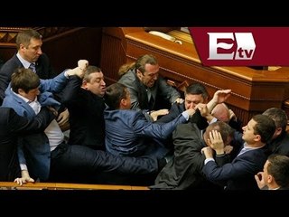 Batalla campal en el Parlamento ucraniano por la crisis política  / Andrea Newman