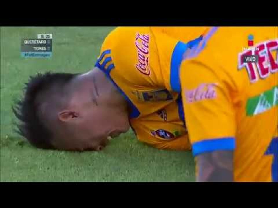 Edu Vargas se equivoca y pierde un contragolpe...