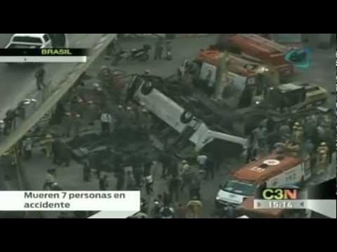 Discusión entre chofer y pasajero hace caer de un puente a un autobús y mueren 7 personas