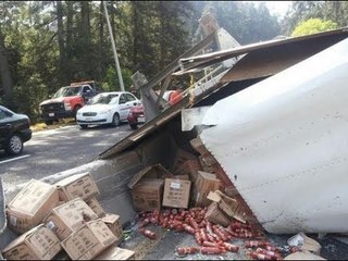 Vuelca tráiler que transportaba toneladas de dulces