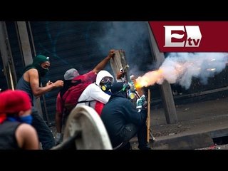 Télécharger la video: Duros enfrentamientos entre encapuchados y policias venezolanos/ Titulares de la tarde