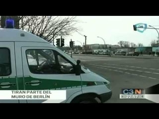 Tiran tramo del muro de Berlín para abrir una salida para un bloque de viviendas