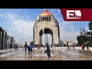 Capitalinos se refrescan en la fuente de la Plaza de la República/ Yazmin Jalil