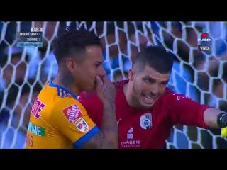 Disparo peligroso de Valencia, sobre las costillas de Volpi | Querétaro vs. Tigres