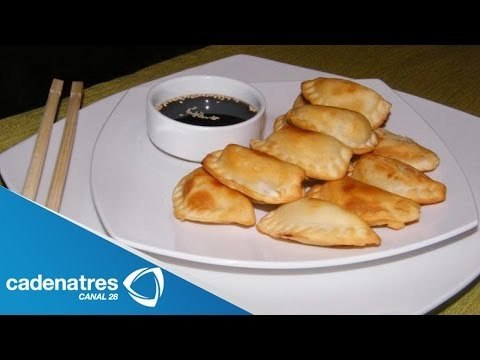 Receta para preparar dumplings de pollo y salsa de jengibre y chile. Recata de dumplings
