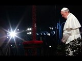 Papa Francisco encabeza en el Coliseo Romano su primer Vía Crucis