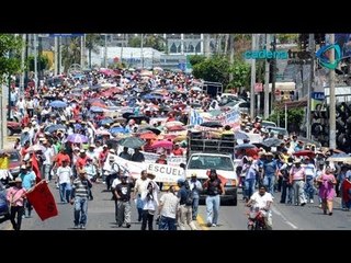 下载视频: Maestros de Guerrero con piedras y palos bloquean la Autopista del Sol