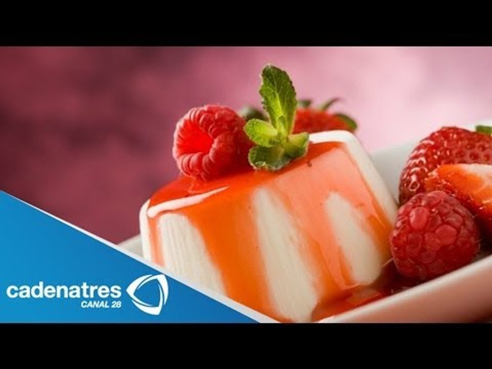 Receta para preparar panna cotta con salsa de zarzamoras. Receta de panna cotta / Postres fáciles