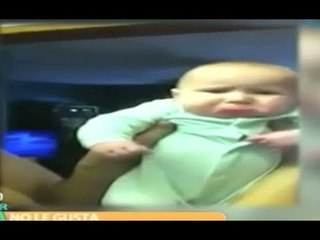 Bebé llora al recibir besos de su papá