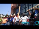 Maestros de la CETEG bloquean la Autopista del Sol e irrumpen en el Congreso de Guerrero