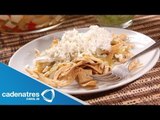 Receta de chilaquiles verdes de pavo. Cocinando con Monoel Changose y Moniko Chimpanzon