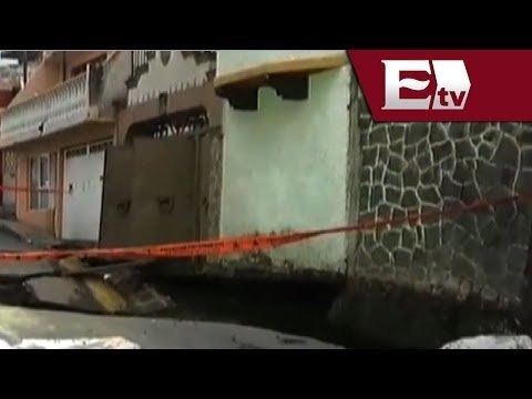 Fuga de agua potable abre socavón de 13 metros de profundidad en Iztapalapa