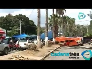 Maestros del CETEG levantan barricada en su campamento