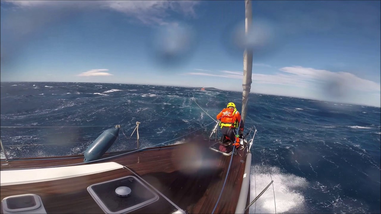 SNSM Cap d'Agde: le sauvetage de 5 personne sur un voilier de 14 mètres en perdition au large du Cap d'Agde.