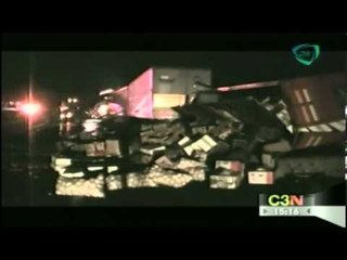 En la Autopista México-Puebla un trailer de doble remolque choca contra un camión