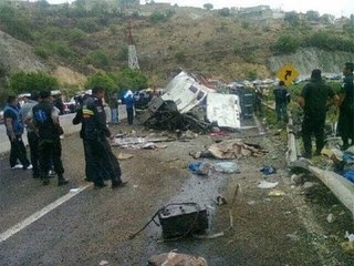 Paseo familiar termina en tragedia después de volcar autobús, reportan 16 muertos