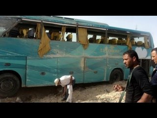 Padre lamenta la muerte de su hija al volcar camión en Egipto