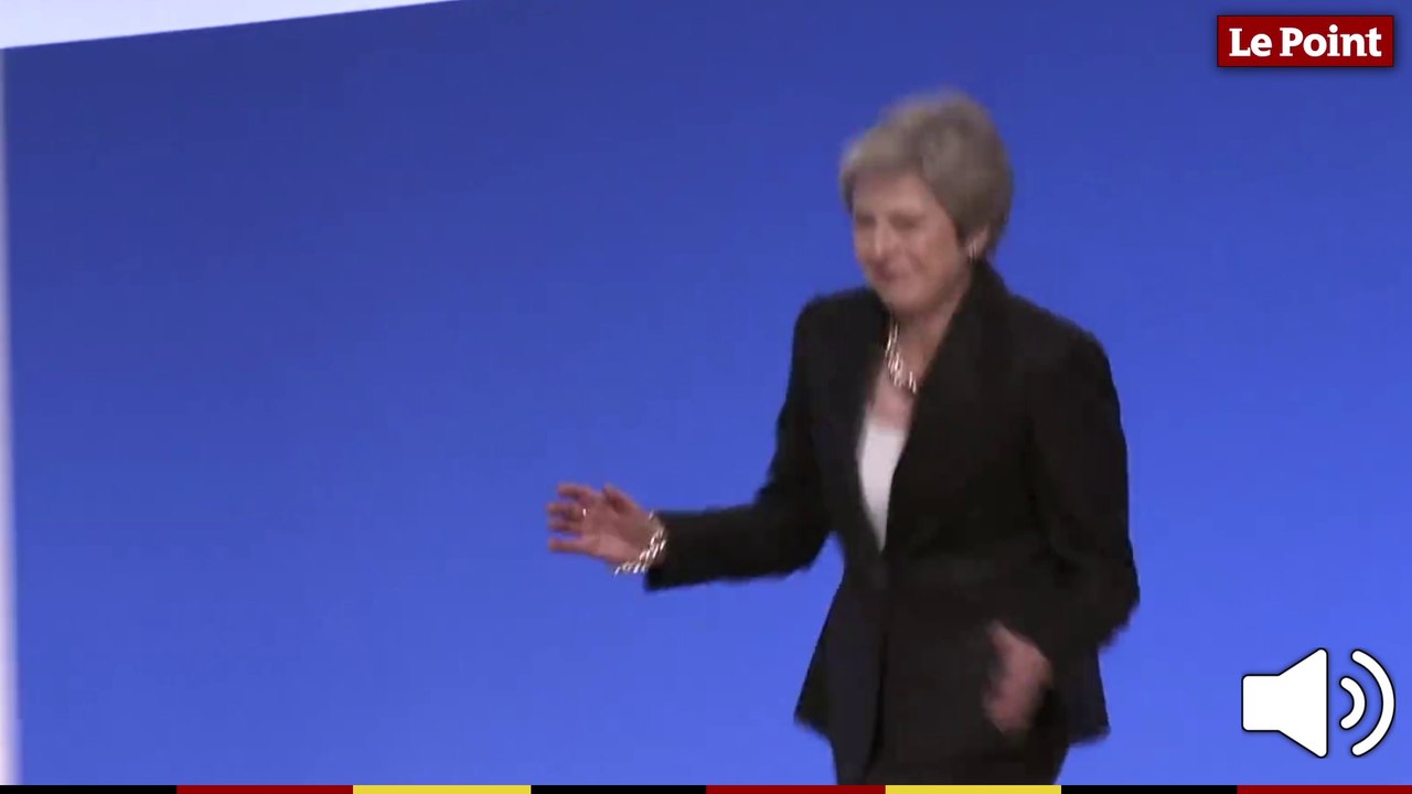 Theresa May danse sur "Dancing Queen" en plein meeting