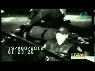 Se atora camisa de joven en ventana de carro y su novia lo arrastra accidentalmente al manejar