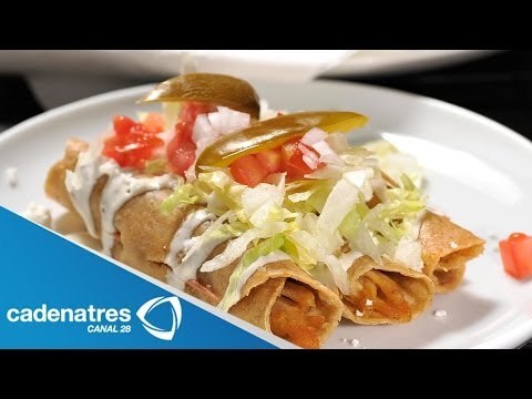 Receta para preparar tacos de pollo con chile y salsa de crema de chipotle. Tacos de pollo