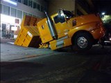 Se hunde camión que transportaba grava en avenida Universidad
