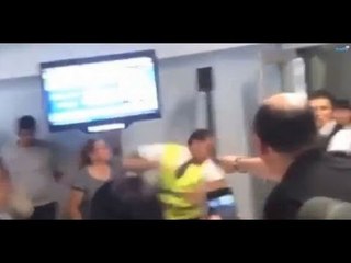 Pasajeros golpean a empleado de VivaAerobús por la cancelación de un vuelo (VIDEO)