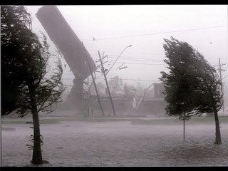 Viven de milagro dos hombres al ser arrastrados en su camioneta tras el paso de Huracán