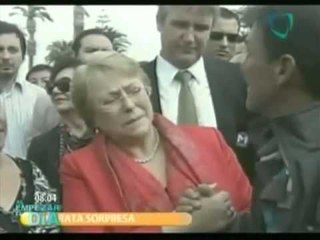 Joven escupe la cara de Michelle Bachelet (VIDEO)