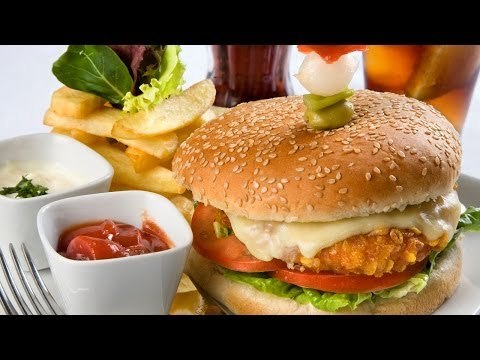 Receta de hamburguesas de ensalada César de pollo. Hamburguesa de pollo