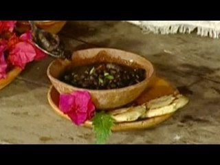 Receta para preparar frijoles akgchijchut. Cocinera de humo / Marta Atzín