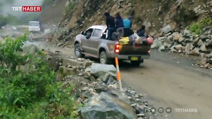 Kamyon sürücüsü toprak altında kalmaktan son anda kurtuldu