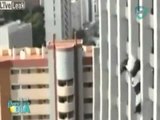 Impactantes imágenes de una mujer que logra salir viva al saltar de un edificio