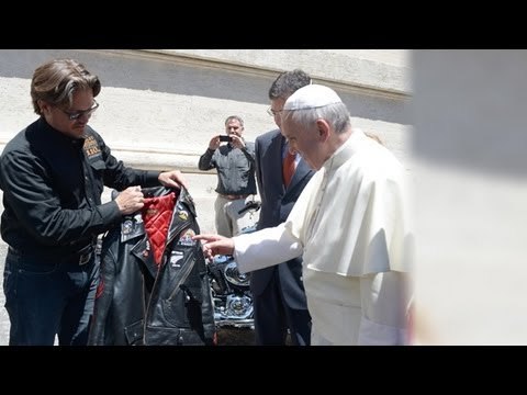 Papa Francisco recibe dos motos de Harley / Pope Francisco receives two Harley bikes