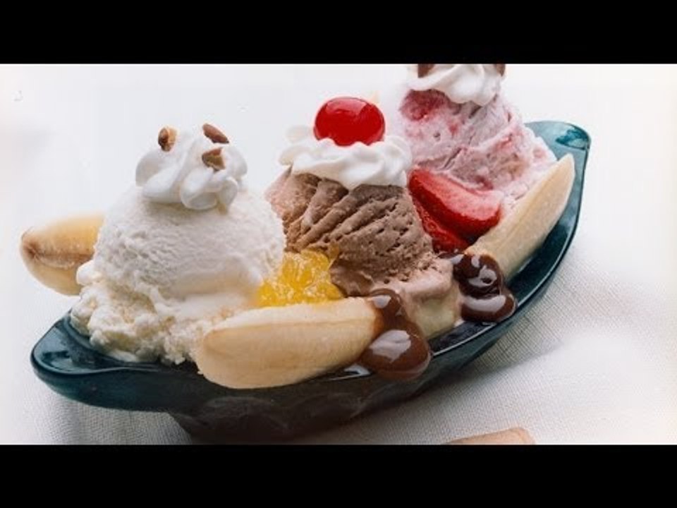 Receta para preparar banana split con salsa de chocolate y coco. Receta de banana split