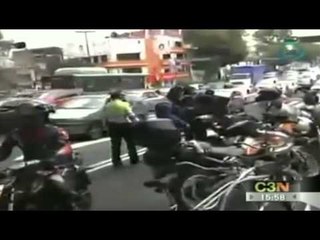 Poste cae sobre joven de 16 años al ser golpeado por una pipa de agua