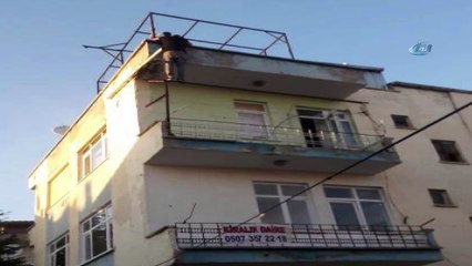 Çatıdan eve girmek istedi, korkuluklarda mahsur kaldı