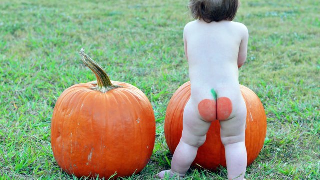 Transformer son postérieur en citrouille, voilà une belle idée pour Halloween !