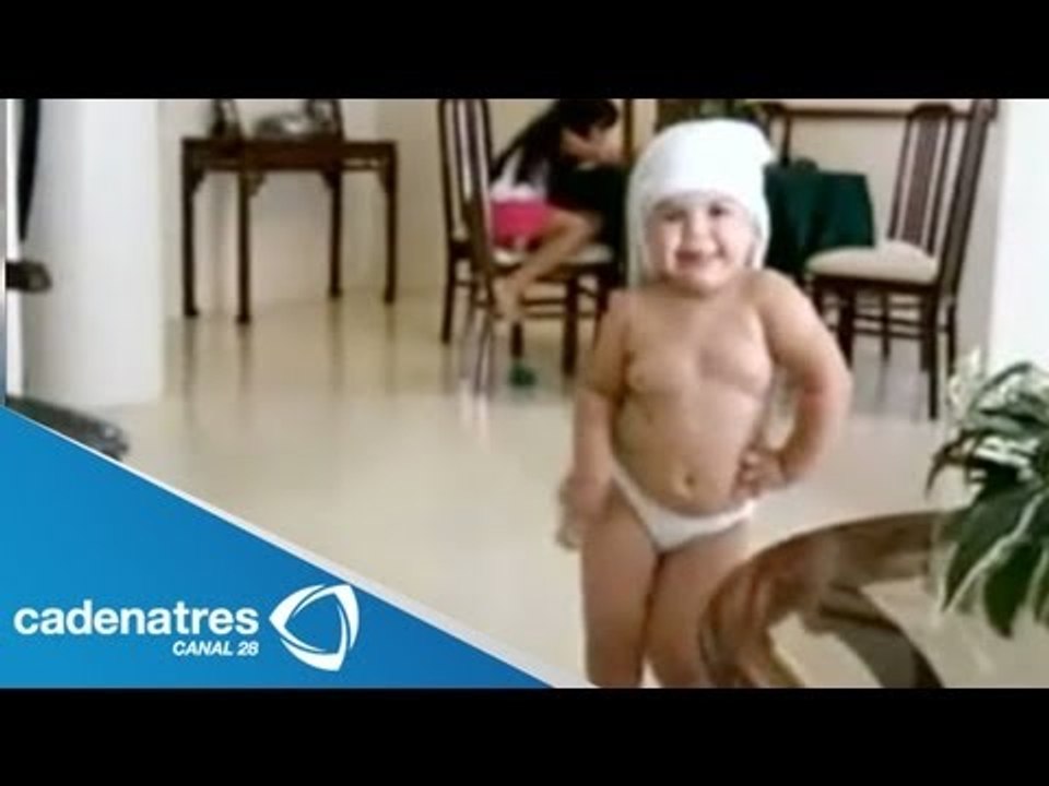 Bebé mueve las caderas mejor que Shakira / Mini...
