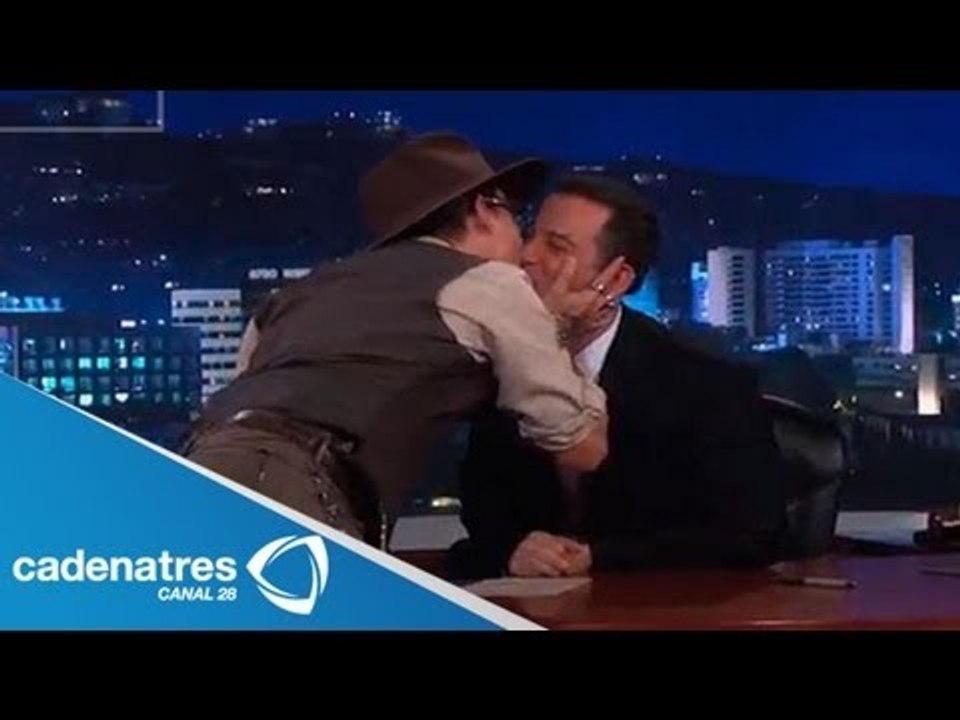 Johnny Depp besa en la boca a su entrevistador (VIDEO) / Johnny Depp mouth kisses her interviewer