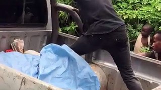 Un homme aide à pousser un pick-up mais sa technique laisse à désirer