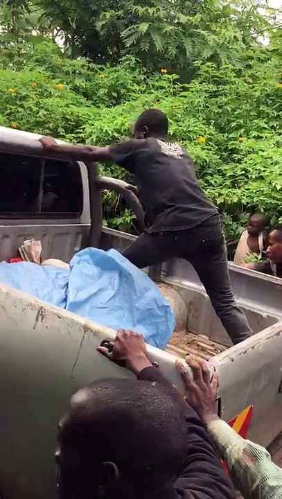 Un homme aide à pousser un pick-up mais sa technique laisse à désirer