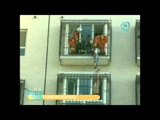Niño chino queda atrapado entre los barrotes de una ventana (video)