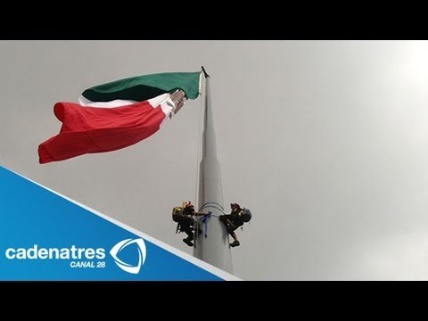 Activistas de Greenpeace escalan asta del Zócalo para exigir el retiro de transgénicos