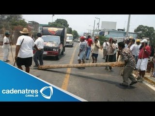 Campesinos bloquean carretera Aapulco-Zihuatanejo