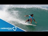 Surfistas mexicanos y extranjeros desafían las olas de Playa Revolcadero en Acapulco