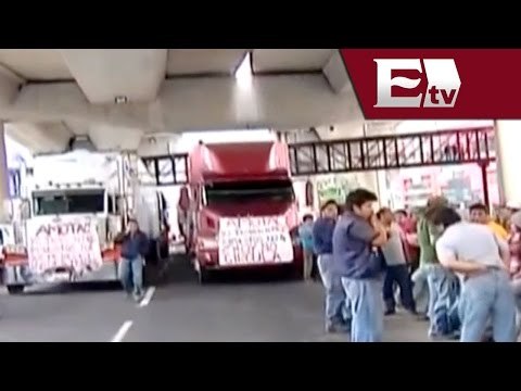 Transportistas bloquean carriles centrales del Anillo Periférico / Andrea Newman