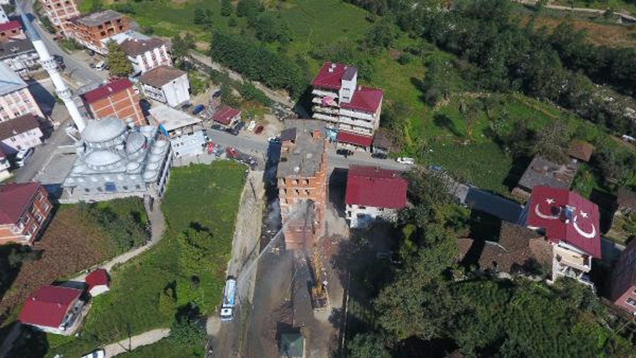 Rize'de Dere Yatağındaki 7 Katlı Binanın Yıkımı Sürüyor